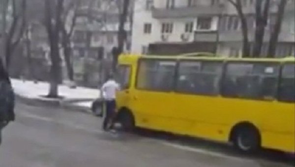 В Киеве неадекватный мужчина напал на маршрутку и автомобиль