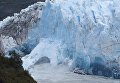 В Аргентине на глазах туристов в озеро рухнула ледяная арка