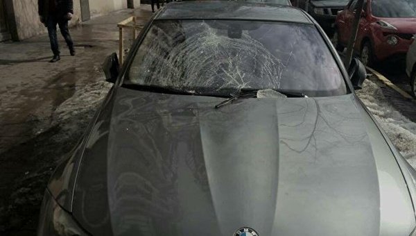Сосулька разбила авто в Киеве