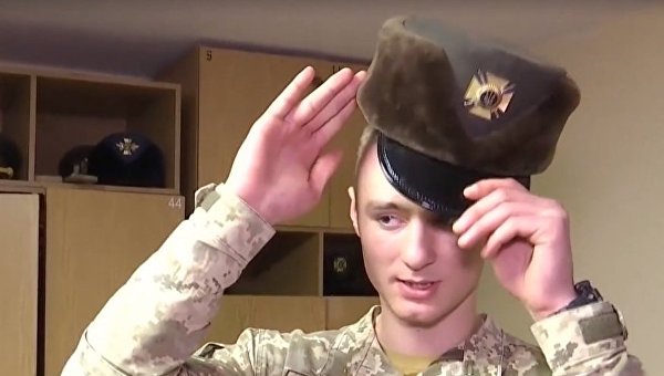 Солдат почетного караула, потерявший шапку перед Петром Порошенко