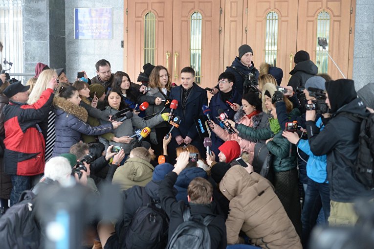 Пресс-конференция Надежды Савченко под зданием СБУ