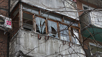Балкон со стеклами, выбитыми от взрыва, который произошел на автостоянке во дворе жилого дома на улице Челюскинцев в Донецке. Архивное фото