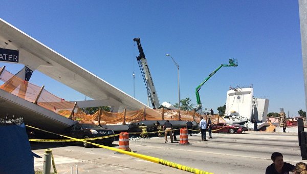 Во Флориде рухнул пешеходный мост
