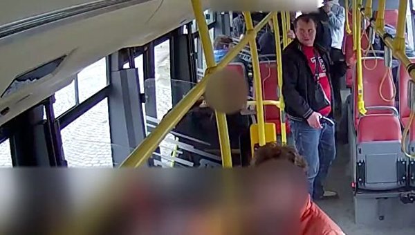 Гражданин Украины с пистолетом в руке в пражском автобусе