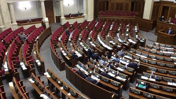 Около 20 депутатов досидели до конца рабочего дня Рады в пятницу