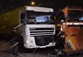 Грузовик Новой почты врезался в снегоуборочную машину в Киеве