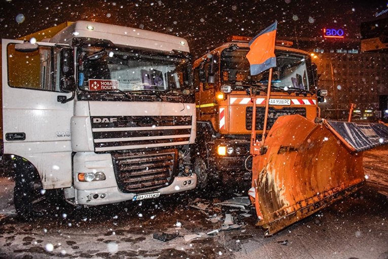Столкновение грузовика Новой почты и снегоуборочной машины в Киеве