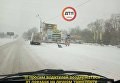 Поломанный грузовик во время снегопада в Киеве