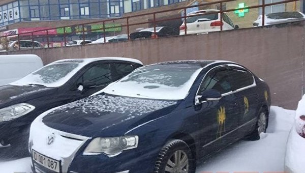 В Киеве автомобили российских дипломатов разрисовали тризубами - СМИ