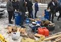 В Киеве под посольство РФ сносят дрова и покрышки. Видео