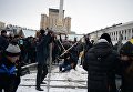 Митингующие разбирают металлоконструкции на Майдане Незалежности в Киеве