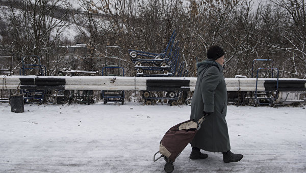 Пожилая женщина в районе временного пункта пропуска в Донбассе. Архивное фото