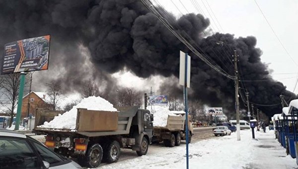 В Черновцах горит рынок
