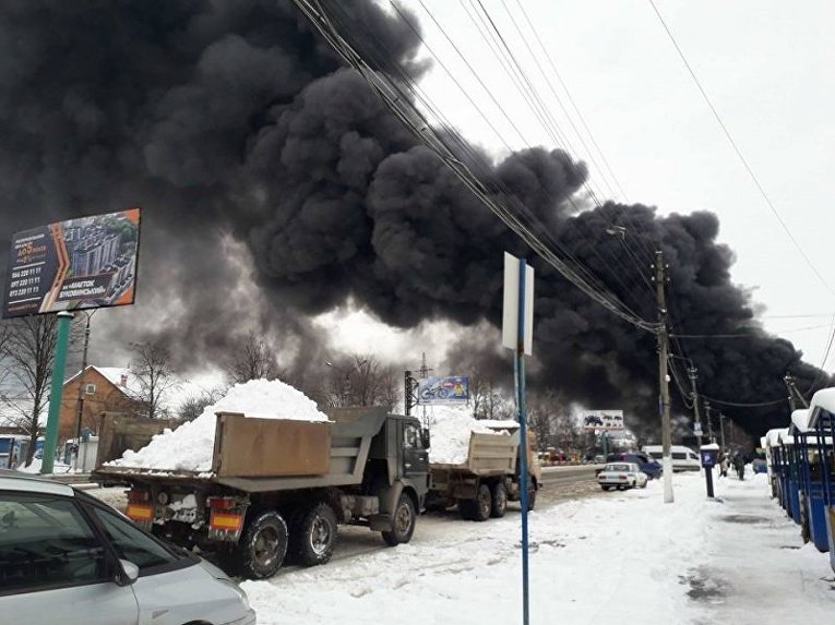В Черновцах горит рынок