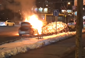 В Киеве прямо на дороге сгорело авто: кадры очевидцев. Видео