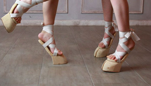 Японцы представили новое сумасшедшее течение в женской обуви - копыта