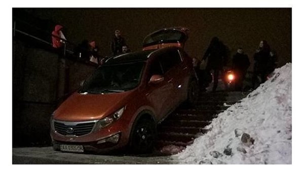 В Киеве автомобиль застрял в подземном переходе