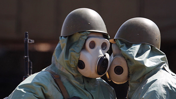 Военнослужащие на боевом посту, одетые в средства химической защиты. Архивное фото