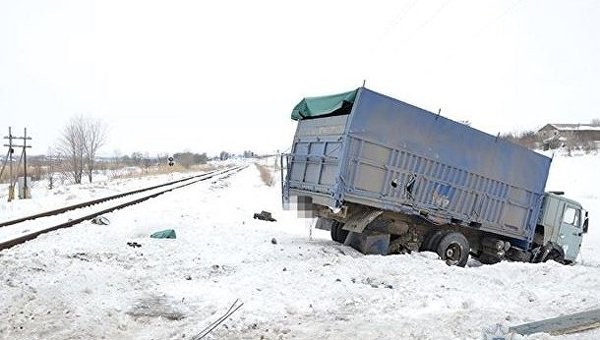 В Луганской области локомотив снес грузовик