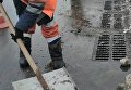 Коммунальщики чистят канализационные стоки