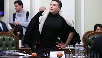 Надежда Савченко показала гранаты, которые принесла в Раду