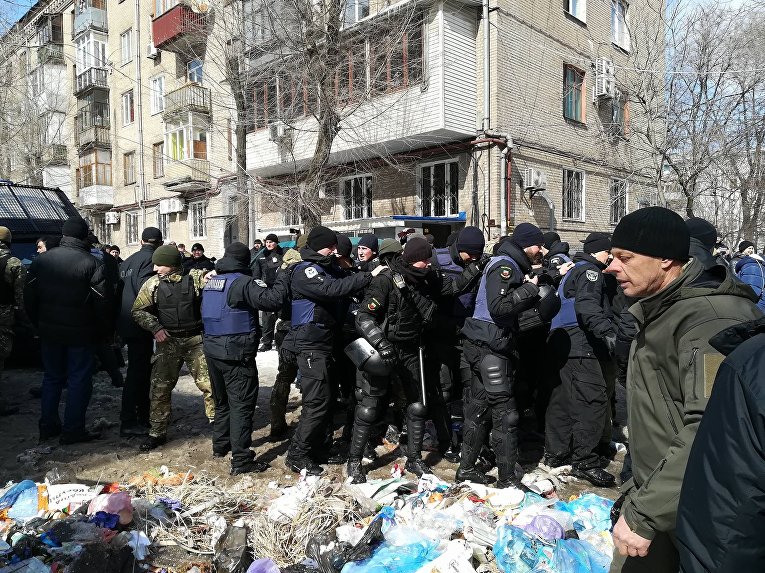 Очередная сессия Запорожского областного совета прервалась потасовкой между запорожскими полицейскими и АТОшниками