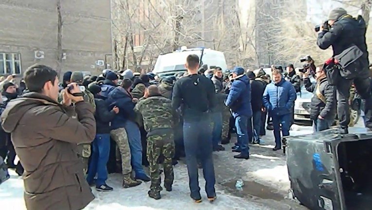 Очередная сессия Запорожского областного совета прервалась потасовкой между запорожскими полицейскими и АТОшниками