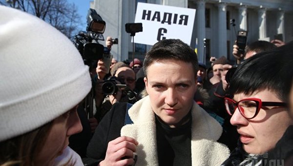 Надежда Савченко в сопровождении следователя отправляется в управление СБУ