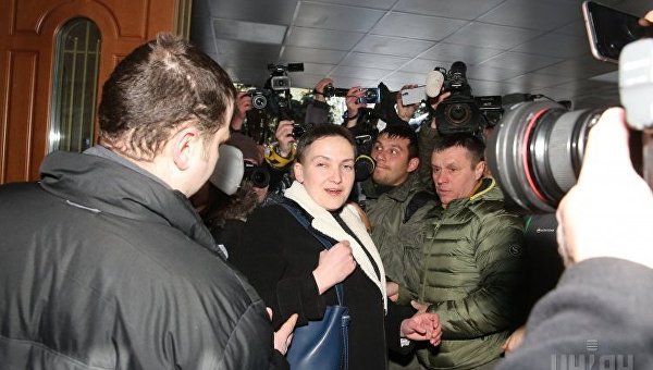 Народный депутат Надежда Савченко в сопровождении следователя прибыла в Управление Службы безопасности Украины, в Киеве, 22 марта 2018 г.