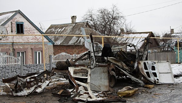 Автомобиль Газель, разрушенный в результате обстрела, в городе Докучаевск Донецкой области
