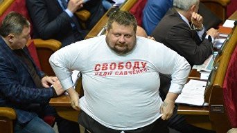 Радикал Игорь Мосийчук до похудения в футболке за Савченко