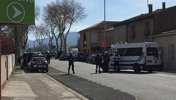 Вооруженный мужчина захватил заложников в супермаркете во Франции