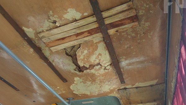 В Запорожье дыру в потолке маршрутки заделали досками