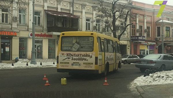 В Одессе на ходу из маршрутки выпала пассажирка