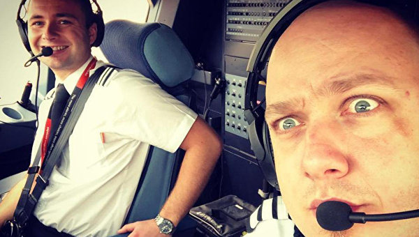 Пилоты компании EasyJet, которые делали селфи на высоте 9 тысяч километров и игрались Snapchat