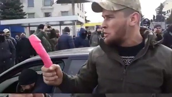 В Киеве ветеран АТО угрожал полицейскому фаллоимитатором