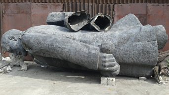 Памятник Ленину, снесенный в Мариуполе