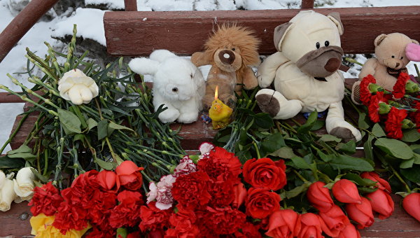 Цветы в память о погибших в ТЦ Зимняя вишня
