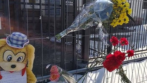 В связи с трагедией в Кемерово киевляне несут цветы под посольство РФ