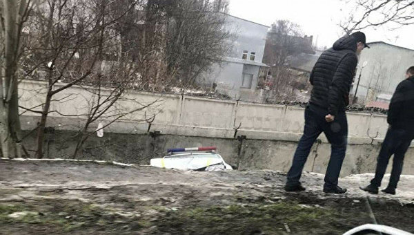 В Одессе автомобиль полиции упал с моста