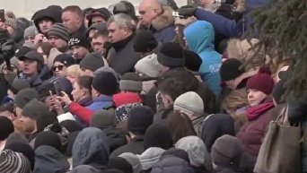 Митинг проходит в Кемерово, люди требуют расследования трагедии в Зимней вишне
