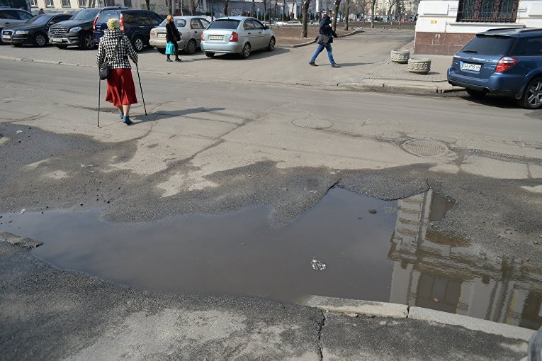 Асфальт в Киеве после зимы