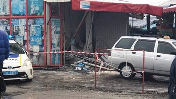 Полицейское авто влетело в торговый павильон в Харькове