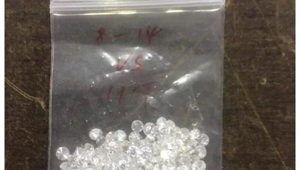 В Киеве в посылке с китайскими документами обнаружили более 200 бриллиантов