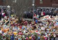 Люди пришли почтить память жертв пожара в торговом центре в день национального траура в Кемерово