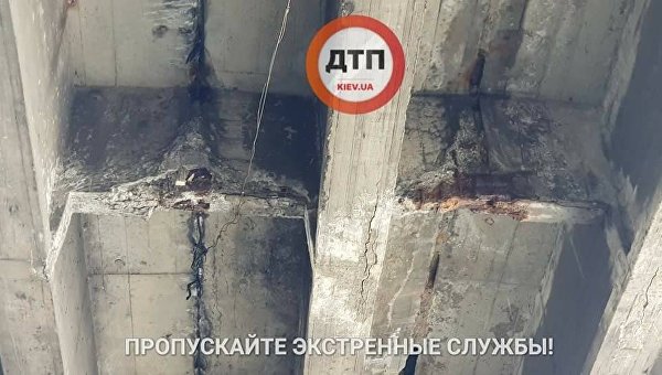 В Киеве продолжает осыпаться Воздухофлотский мост