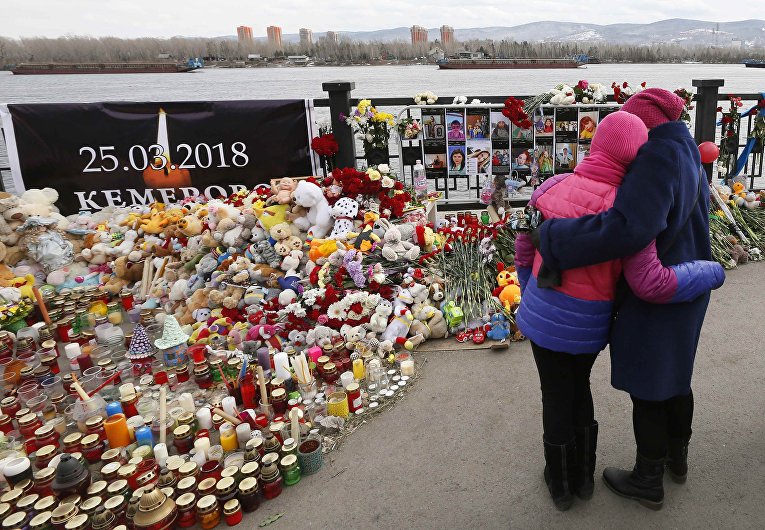 Люди пришли почтить память жертв пожара в торговом центре в день национального траура в Кемерово