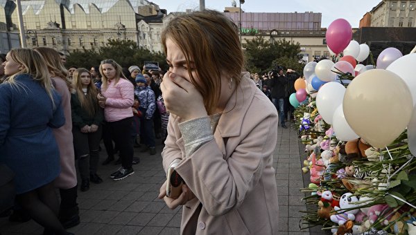 Женщина плачет во время траурных мероприятий в память о погибших во время пожара в Кемерово