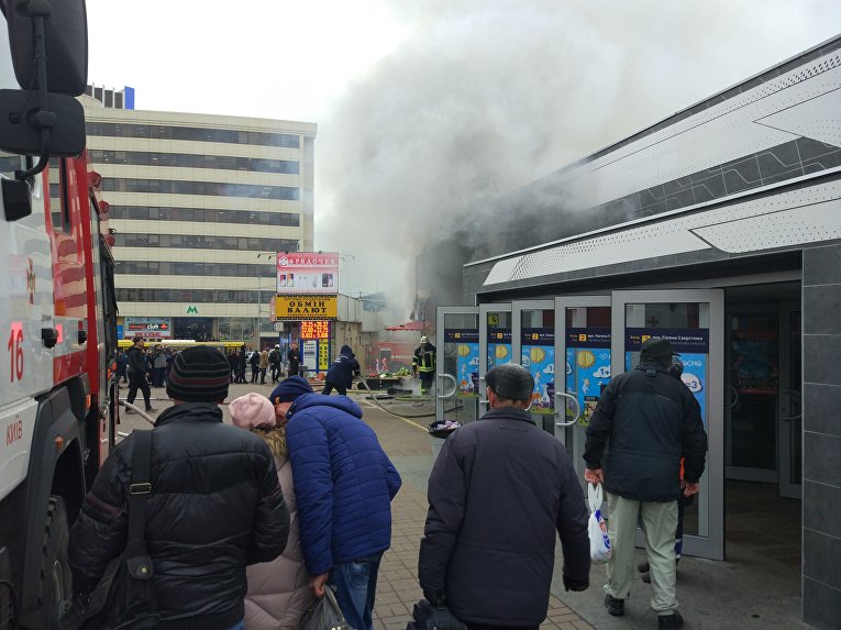 Пожар в Киеве у метро Левобережная