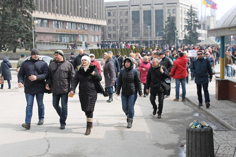 Работники Запорожьеоблэнерго перекрыли проспект Соборный 29 марта 2018 г